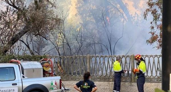گردشگران از منطقه گرفتار آتش سوزی در ایتالیا خارج شدند