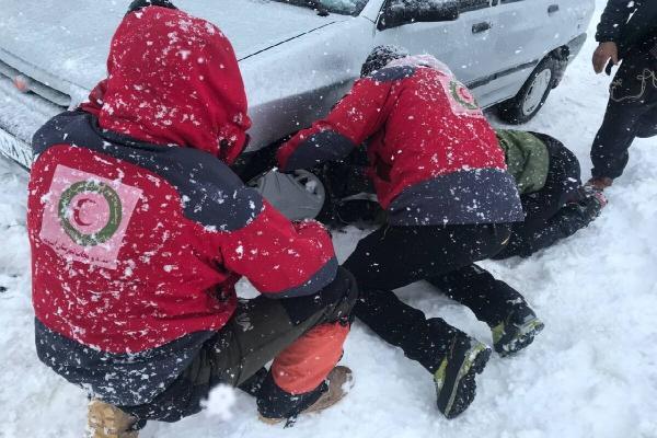 84 مسافر گرفتار در برف و کولاک اشنویه نجات یافتند