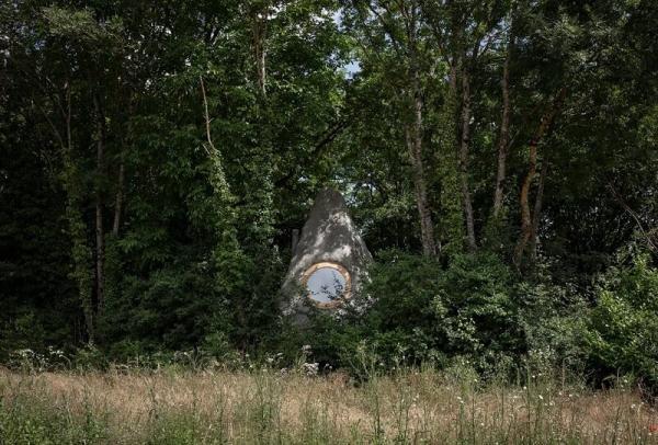 نگاهی به کابین کوچک جنگلی در طبیعت فرانسه ، ترز با الهام از یک رمان ادبی ساخته شده است (تور ارزان فرانسه)
