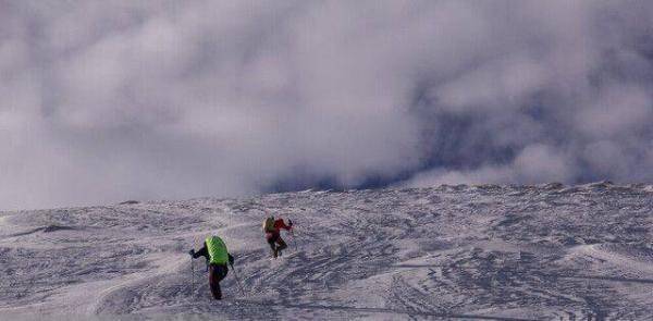 وزش باد و وقوع رگبار در ارتفاعات، کوهنوردی مخاطره آمیز است
